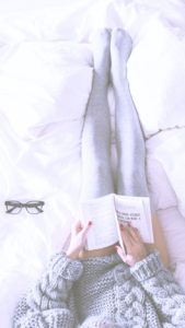 読書をする女の子2