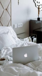 白いベッドとパソコン