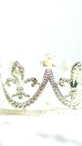 パールが飾られたティアラ