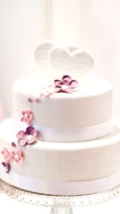 白いハートのウエディングケーキ