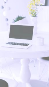 白いテーブルとパソコン2