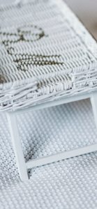 白いベットサイドテーブル1