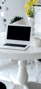 白いテーブルとパソコン1