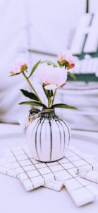 白い花瓶と花1