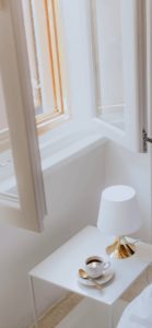 白い部屋の窓際