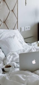 ベッドでパソコン