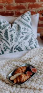 ベッドでクロワッサン1