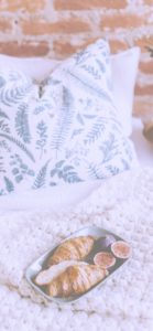 ベッドでクロワッサン2