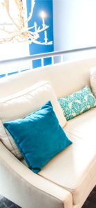 ソファとブルーのクッション1