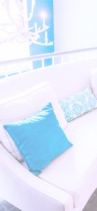 ソファとブルーのクッション2