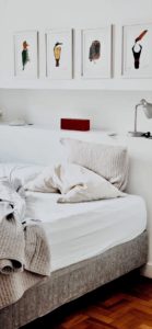 白い寝具とフレームアート