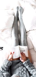 白いベッドと女の子1