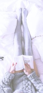 白いベッドと女の子2