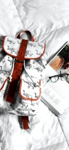 ベッドとリュック1