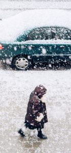 雪の街を歩く人