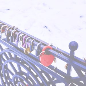 雪と赤い南京錠