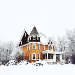 雪の中の黄色い家1