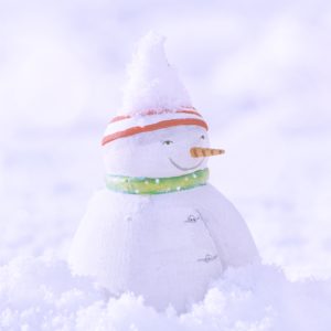 雪の中の雪だるま人形2