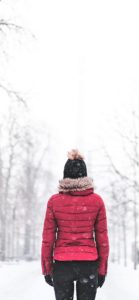 雪の中に立つ女の子2