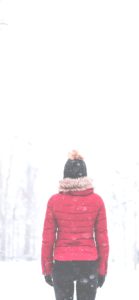 雪の中に立つ女の子1