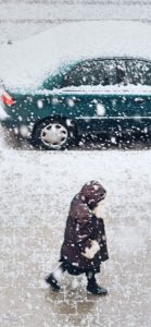 雪の街を歩く人2