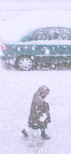 雪の街を歩く人1