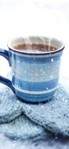 水色のマグカップとホットチョコレート2