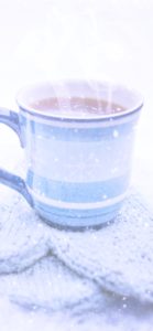 水色のマグカップとホットチョコレート1