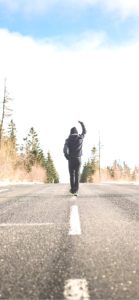 冬の道を歩く人