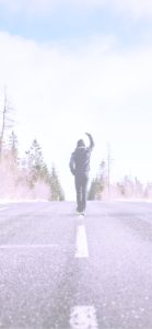 冬の道を歩く人1