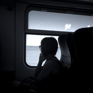 窓の外を見る女性