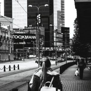 街を歩く女の子