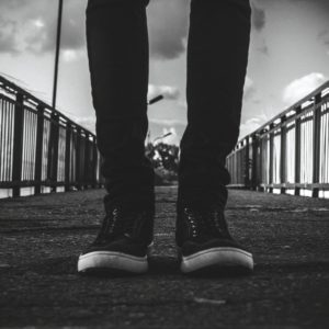 橋の上に立つ男性