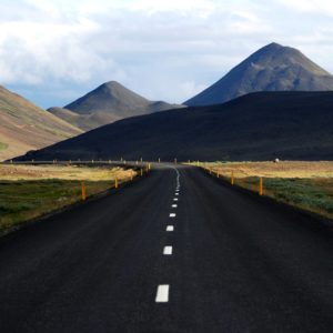 山の谷間を通る道