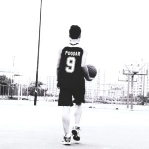 バスケットをする少年