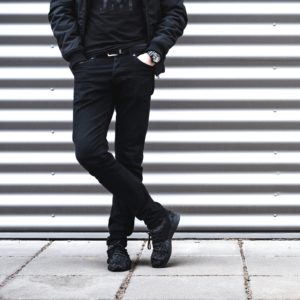 黒い服を着た男性