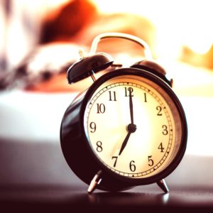 黒い目覚まし時計