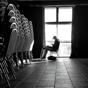 窓際に座る男性