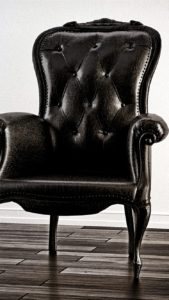 黒い肘掛け椅子
