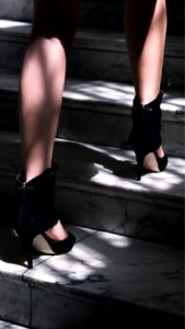 黒いサンダルを履いた女性