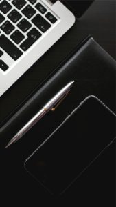 黒いスマホとボールペン