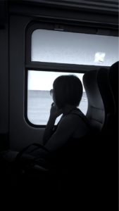 窓の外を見る女性