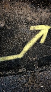 アスファルトの矢印