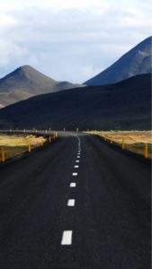 山の中を通る道路