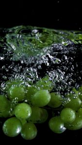 水に落ちたぶどう