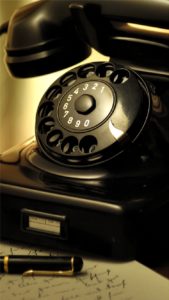 黒いレトロな電話