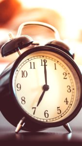 黒い目覚まし時計