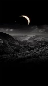 山で見る三日月