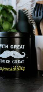 黒のお洒落な缶