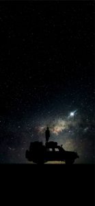 夜の空を見上げる人